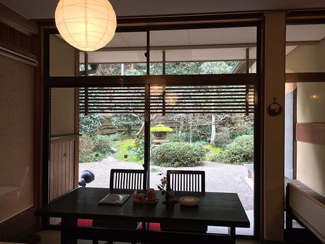 店内から見える日本庭園